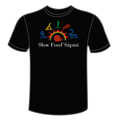 t-shirt Bilden visar en T-shirt med Slow Food Sápmis logotyp.